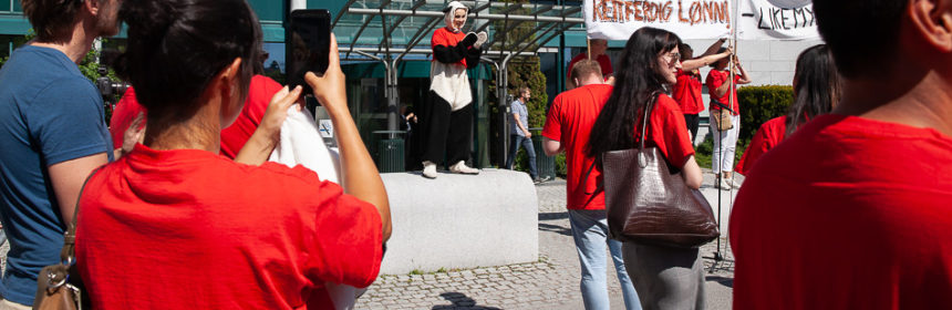 Panda-parade utenfor tv-resepsjonen til NRK på Marienlyst